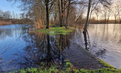 Wateroverlast loopbrug (Stichting CAS, 2023).jpg