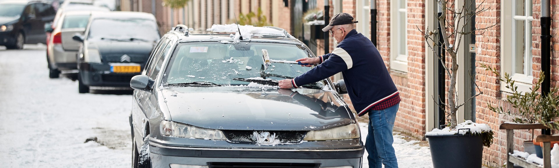 Auto sneeuw zonder kenteken.jpg