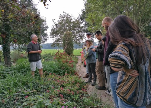 Buurtvoedselbossen_rondleiding IVN jong_foto Marjolein Lommen.jpg