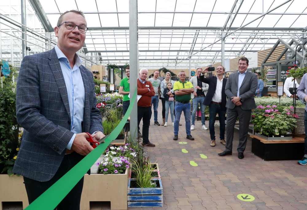 Mario Jacobs knipt groen lint naar Groen Klimaatplein bij Natuurlijk Tilburg..JPG