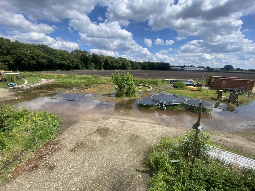 Natte binnenterrein vanuit woning
