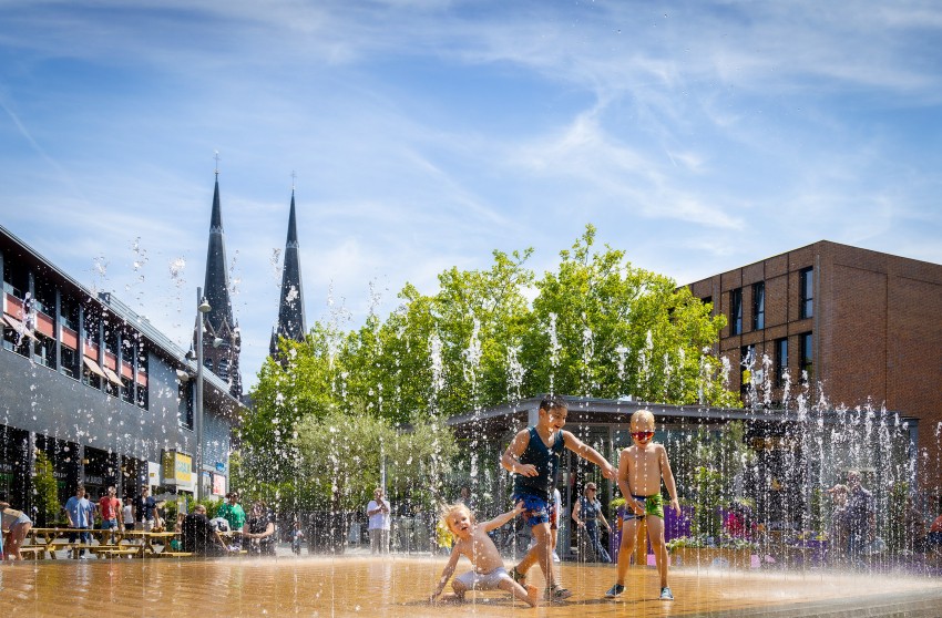 Fontein op Pieter Vreedeplein in Tilburg waar kinderen verkoeling vinden.