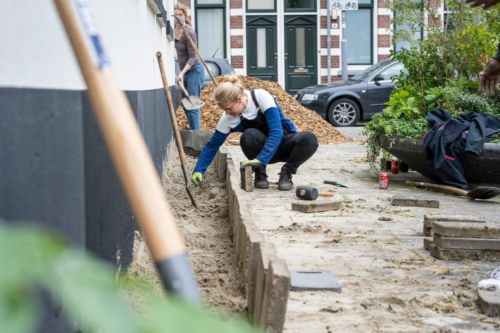 Aanleg geveltuin door buurtbewoners.mediatheekrijksoverheid