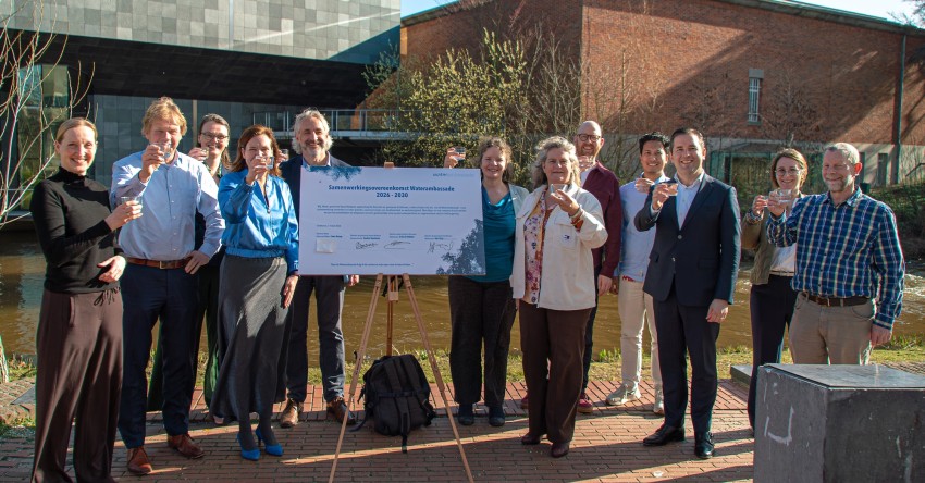 Groepsfoto samenwerkingsovereenkomst Waterambassade