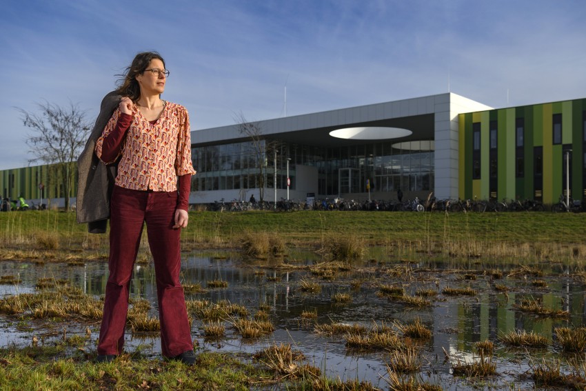 Foto van Freya Macken door Joris Buijs, genomen bij de wadi voor Brainport Industries Campus in Eindhoven