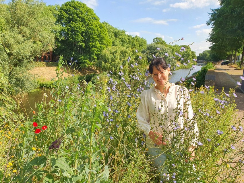 Carlijn Krielaars tussen planten en bloemen